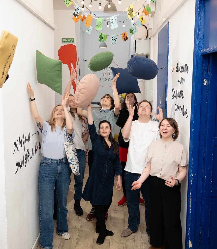 На фото студенты и сотрудники фонда "Антон тут рядом